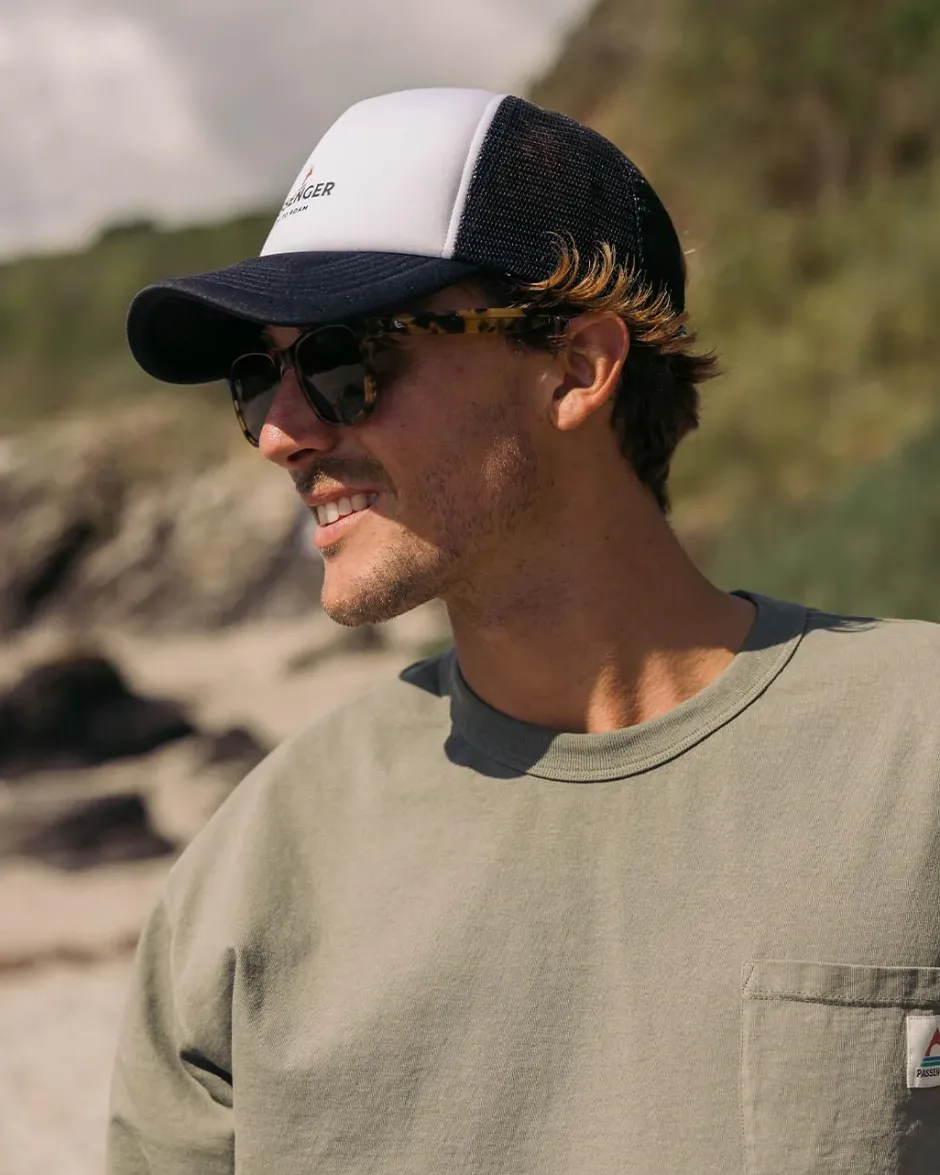 Accessories|Caps & Hats>Passenger Beechey Snapback Trucker Cap Black/White