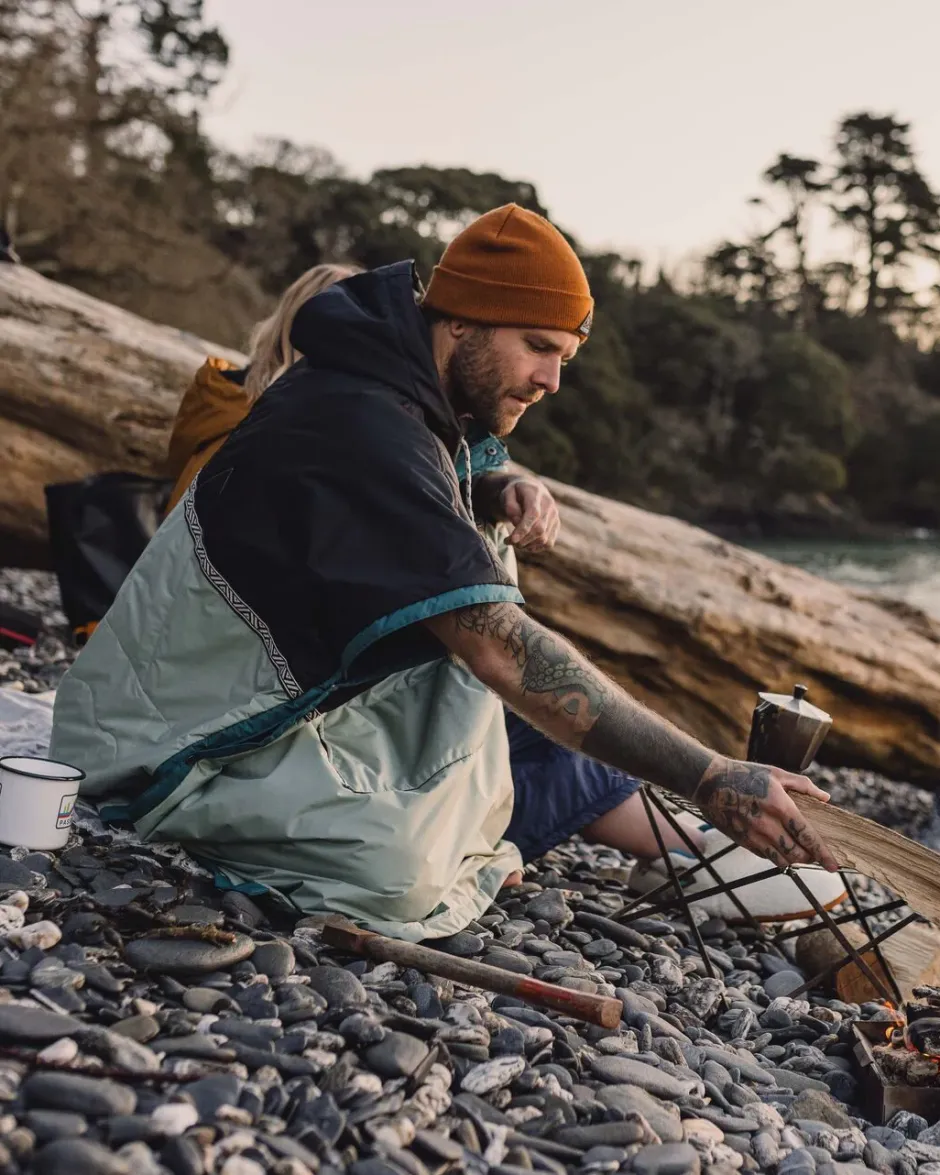 Accessories|Outdoor Living>Passenger Outback Recycled Pull Over Changing Robe True Black/Pistachio