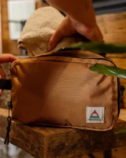 Accessories|Men's Outlet>Passenger Travel Recycled Wash Kit Golden Brown